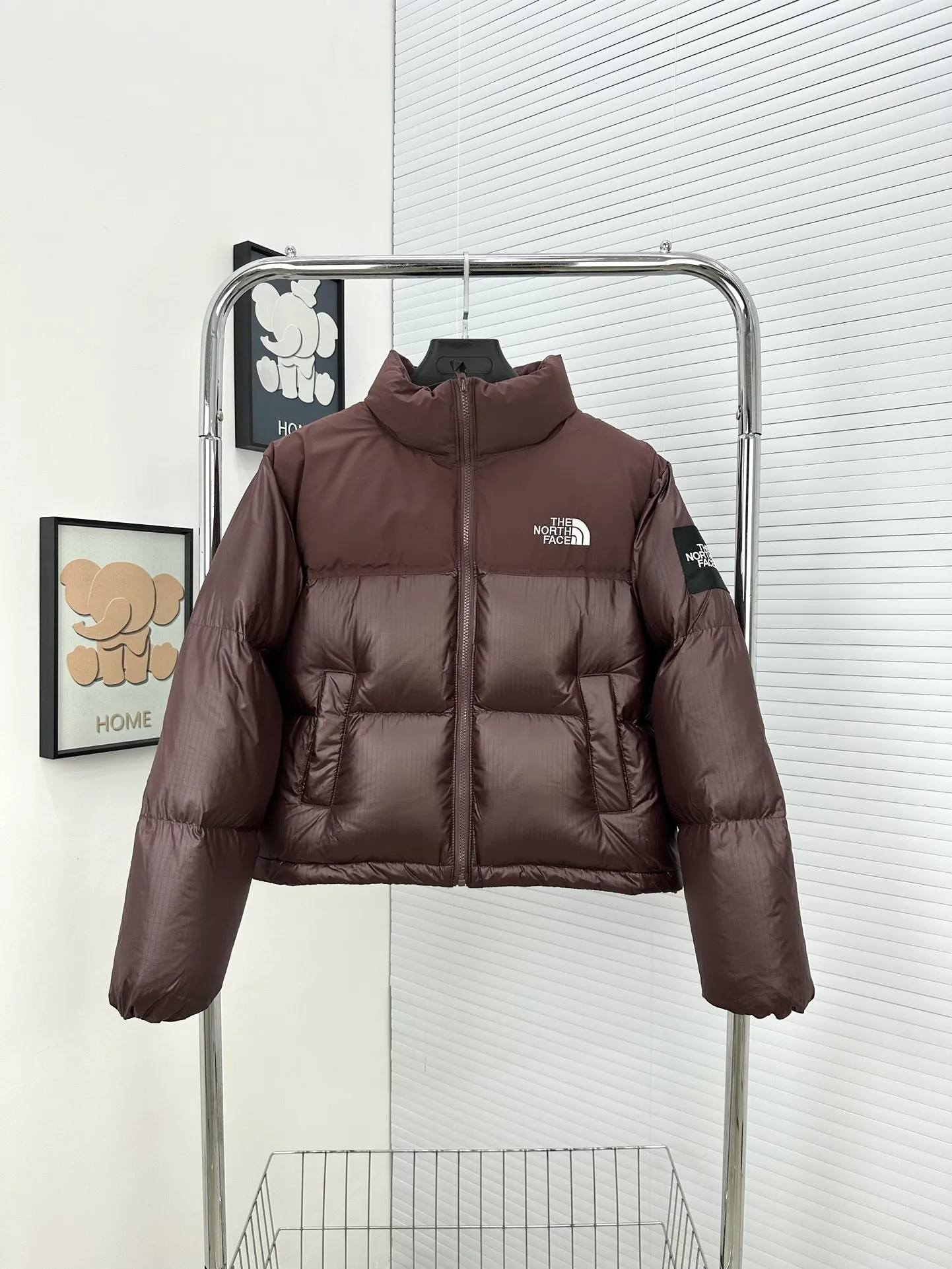 💰P340 Style number: Y 103 𝐓𝐡𝐞 𝐍𝐨𝐫𝐭𝐡 𝐅𝐚𝐜𝐞 /22S short large plaid 82B〖Coffee Brown〗 Three waist-length women's models show long legs, perfect for girls under 165 years old ❶Fabric: Nylon waterproof fabric, water repellent effect. ❷Filling: 90 white goose down filling, 280 grams, the clothes are super fluffy and light to the touch, with excellent warmth retention. It supports cutting and velvet inspection and you will get three for one plus! ❸Embroidery: Using imported Tajima machine embroidery, the letters are full and workmanship, and the three-dimensional effect is clear. ❹Original custom-made 40D plaid four-level waterproof fabric. The inner liner is made of 40T high-density gallbladder to prevent lint and ensure the feel and bulk. The inner lining is made of nylon double-layer sealing design, which will not cause any lint. The adjustable hem with built-in drawstring buckle can prevent wind and cold! ❺The zipper is customized from Yoshida YKK factory, with clear engraving and perfect and smooth texture. Size: S M L